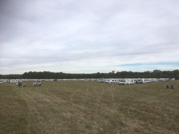 À Ponthévrard (Yvelines), dimanche 16 septembre. Deux cents caravanes ont tenté de s’installer sur un terrain agricole. Les agriculteurs ont fait bloc.
