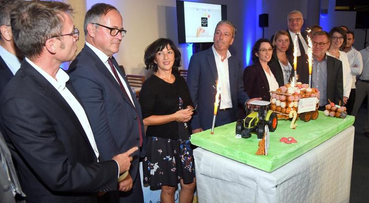 Le 4 octobre, à Châteaudun. Les deux premières bougies d’anniversaire du Village by CA ont été soufflées par le président du campus Les Champs du Possible, Philippe Vigier, et la directrice du Crédit agricole Val de France, Laurence Lebrun-Renoult (au c.).