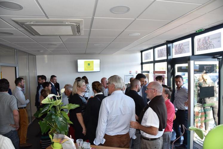 Le 27 septembre à Saint-Gervais-la-Forêt. Coupure de ruban pour inaugurer la nouvelle agence Groupama Blois Vineuil.