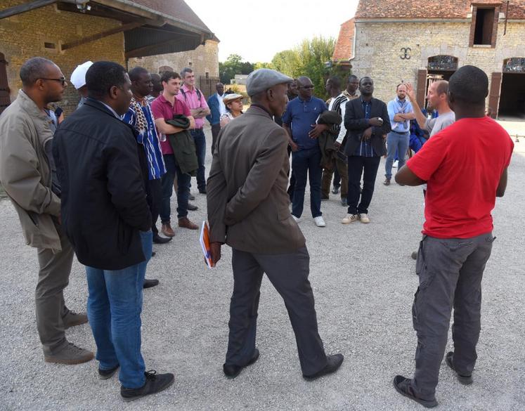 Le 20 septembre, à Sours. Les membres du groupe GeoCoton ont écouté les explications sur le fonctionnement de la ferme pédagogique de l’Eplefpa de La Saussaye.