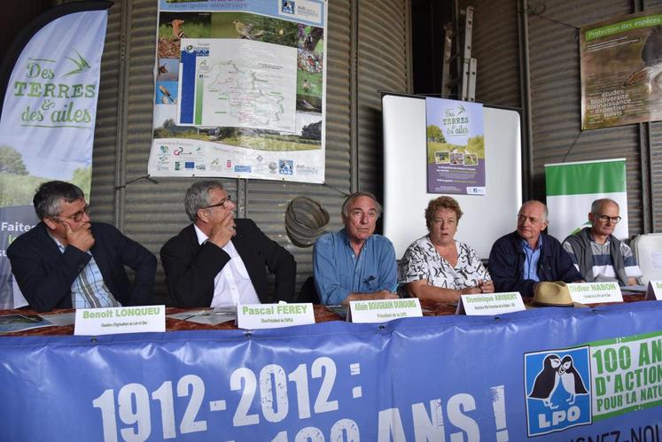Le 12 octobre à La Chapelle-Vendômoise. Pascal Ferey, vice-président de l’APCA (à g.), et Allain Bougrain-Dubourg, président de la LPO, ont signé le projet Des terres et des ailes dont l’ambition est de réinstaurer la biodiversité dans les exploitations agricoles.