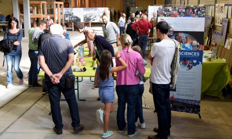 Le 14 octobre, au Coudray. Petits et grands ont pu mettre en doute leurs idées reçues au Village de la science, au sein du CM101.