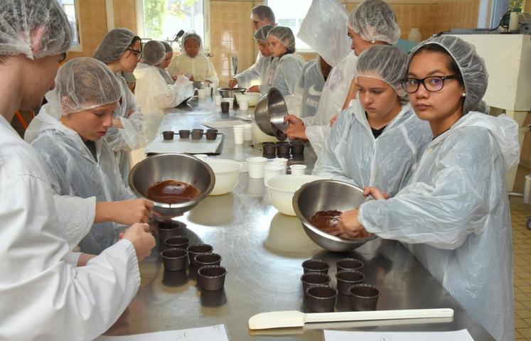 Le 11 octobre, à Sours. Préparation de muffins et de chouquettes au sein du laboratoire du pôle agroalimentaire de La Saussaye par les collégiens invités pour la Semaine du goût.