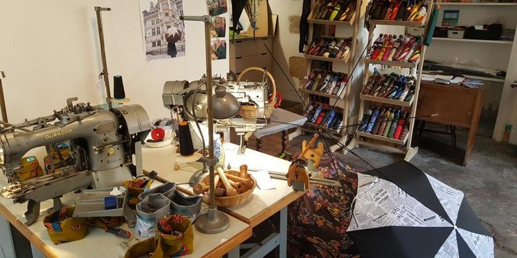 La Maison des parapluies est un espace unique où le travail des matières donne naissance à de magnifiques parapluies et ombrelles.