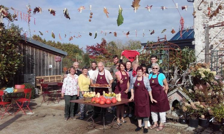 Verdelot (Seine-et-Marne), pépinière du Point du jour. L’équipe au complet entoure la famille Bougnoux.