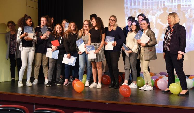 Le 12 octobre, à Mignières. Les élèves du LEAP Franz Stock partis en stage à l’étranger dans le cadre du dispositif Erasmus+ se sont vu remettre un Pass européen.