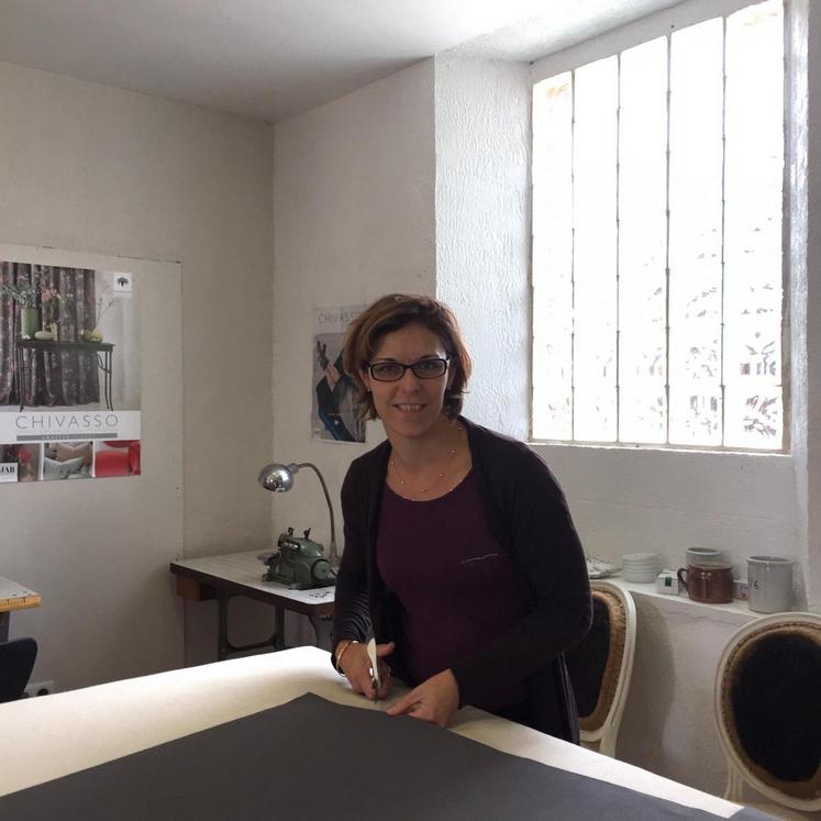 Le savoir-faire a peu évolué au fil des ans et le matériel pour débuter reste simple : une caisse à outils avec notamment le ramponneau (marteau des tapissiers).