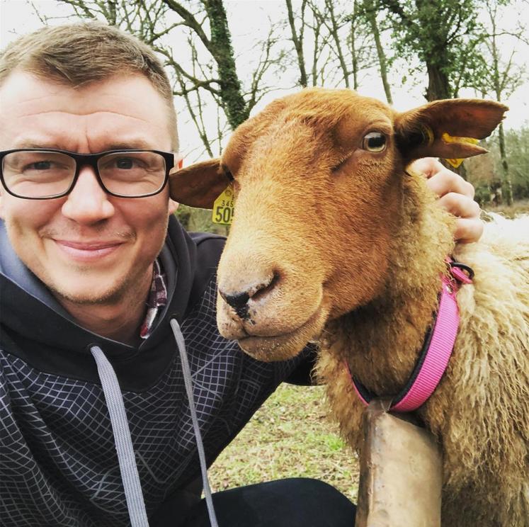 Au coeur de la forêt solognote, le jeune et énergique Nils Aucante s’engage à la sauvegarde des abeilles noires et des brebis solognotes, deux races locales menacées.
