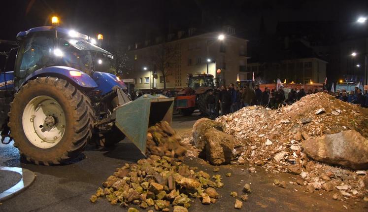 Le 3 décembre, à Chartres. Des tonnes de pierres ont été déversées par Jeunes agriculteurs et la FDSEA devant la préfecture pour protester contre la hausse des taxes.