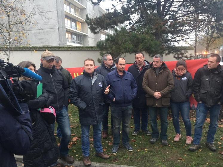 Emmenée par Damien Greffin et Frédéric Arnoult, présidents FDSEA et JA Île-de-France, la mobilisation essonnienne a réuni une cinquantaine d’agriculteurs.