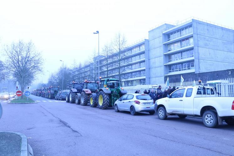 Une vingtaine de tracteurs ont stationné toute la matinée devant la préfecture de l’Essonne.