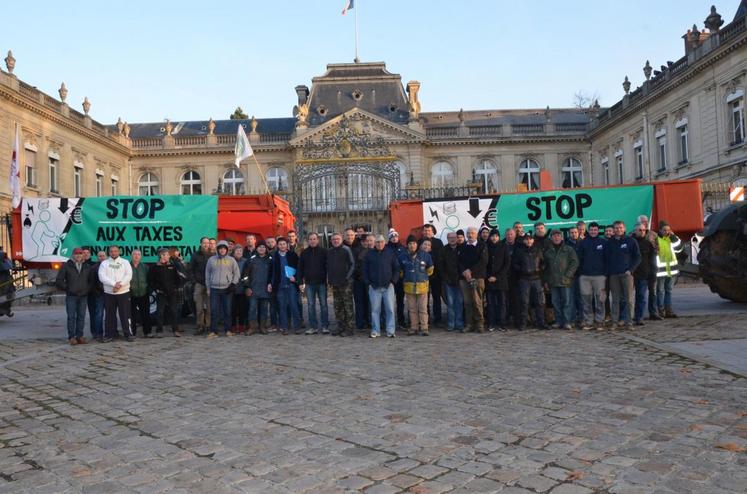 Devant la préfecture de Versailles, les agriculteurs avaient installé tracteurs et bennes avec un message clair : Stop aux taxes environnementales.