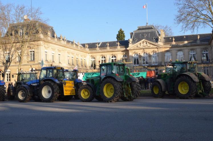 À Versailles (Yvelines), une trentaine de tracteurs a investi l’avenue de Paris.