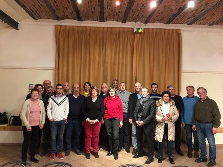 Ferme de la Jonchère à Bussy-Saint-Georges, mardi 18 décembre. Photo de groupe à l’issue de la première assemblée cantonale de la saison, celle de Lagny-sur-Marne.