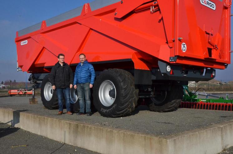 Jérôme Denoirjean et Benoit Guerton viennent de créer leur entreprise de location de matériels agricoles non motorisés. Ils proposent notamment à la location cette benne trois essieux.