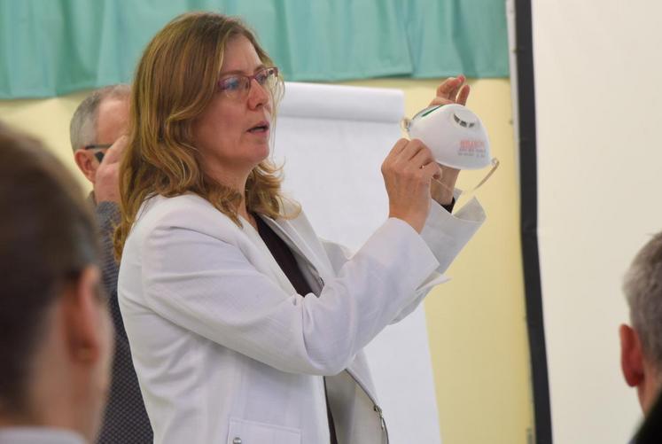 Le 5 février, à Miermaigne. Pour Hélène Agasse, médecin de la MSA, en cas de fièvre Q dans un troupeau, il faut adopter des mesures de protection comme le port d’un masque adapté, la contamination se produisant par inhalation.