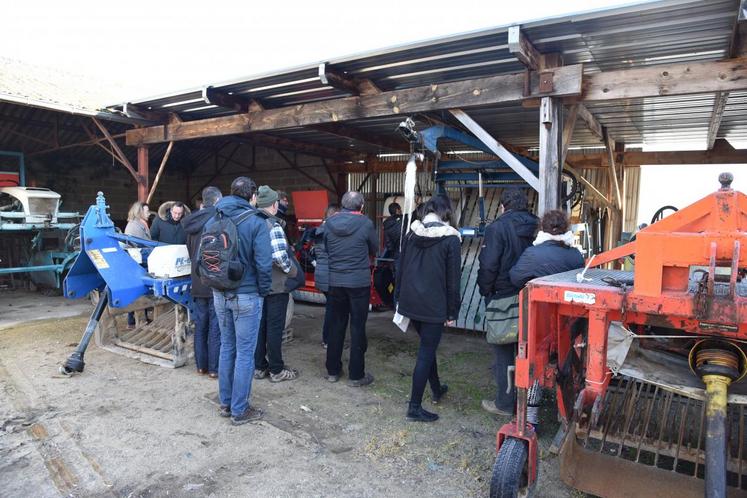 Le 14 février à Crouy-sur-Cosson. Tout au long de la matinée, Gilles Bauchery, gérant des pépinières Bauchery, a fait la visite commentée de son site à la vingtaine de personnes présentes.
