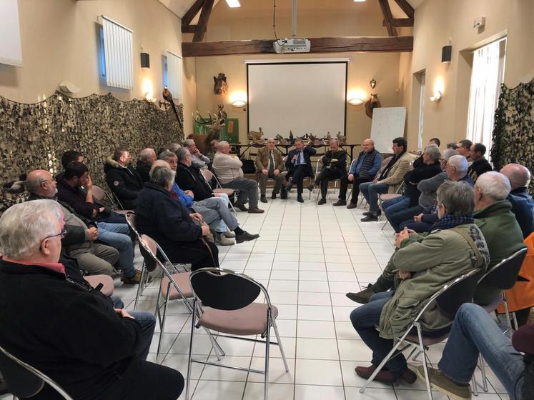 Mardi 19 février, à Chenonville. Cinquante adhérents de la Fédération départementale des chasseurs contribuent au Grand débat national. 