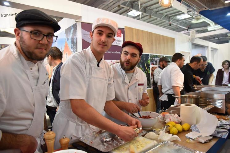 Des apprentis bouchers du CFA de Blois ont secondé les chefs de Cuisine en Loir-et-Cher pour proposer de succulentes dégustations de viande rouge issues du département !