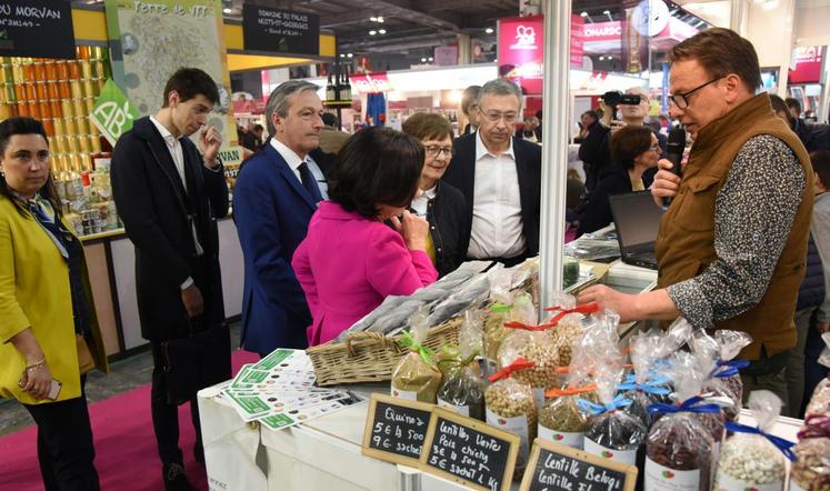 Le 27 février, à Paris. Petit arrêt au stand de spiruline de Dominique Guérin pour faire le plein de protéines pour la délégation officielle conduite par le président de la chambre d’Agriculture, Éric Thirouin (au c.).