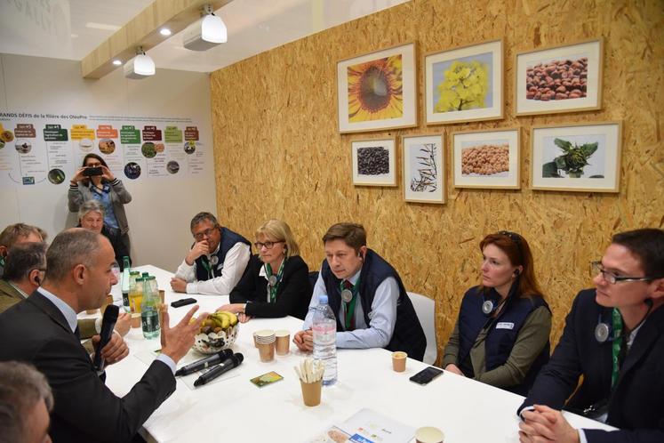 Sur le stand de la Fédération des oléoprotéagineux, le président, Arnaud Rousseau, a longuement échangé avec les élus de son département.