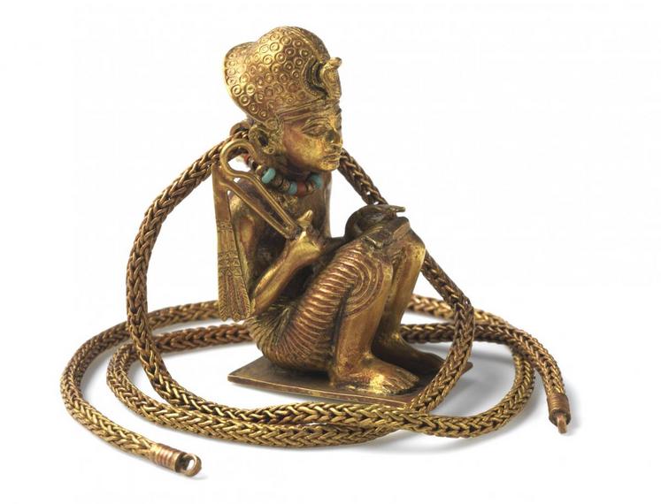 Figurine prosternée et chaîne en or représentant un roi accroupi  - © Laboratoriorosso, Viterbo/Italy