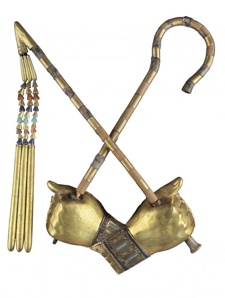 Mains incrustées d’or tenant la crosse et le fléau, élément de la momie de Toutânkhamon - © Laboratoriorosso, Viterbo/Italy