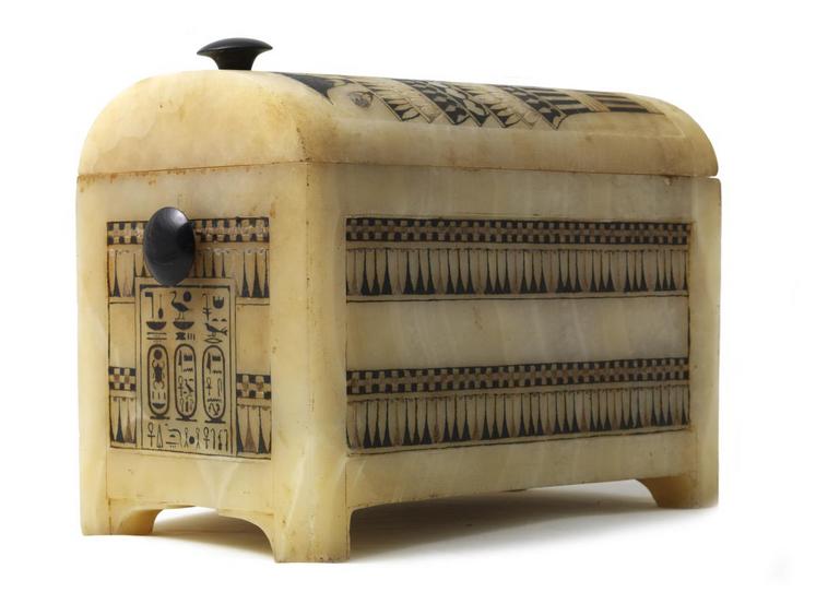 Boîte en calcite peinte et couvercle voûté avec ornement floral - © Laboratoriorosso, Viterbo/Italy