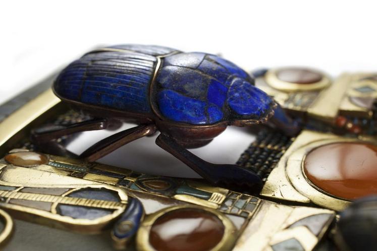 Pectoral, chaîne et contrepoids en or incrusté avec un scarabée en lapis flanqué d’uræi - © Laboratoriorosso, Viterbo/Italy
