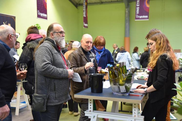 Près de 10 000 bouteilles produites par les différents lycées viticoles de France ont été vendus tout au long de ce week-end festif.