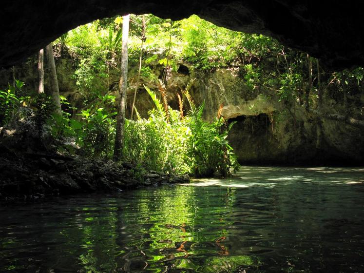 Cenote in Cuzama, 2006, vokeron7 - licence CC BY 2.0