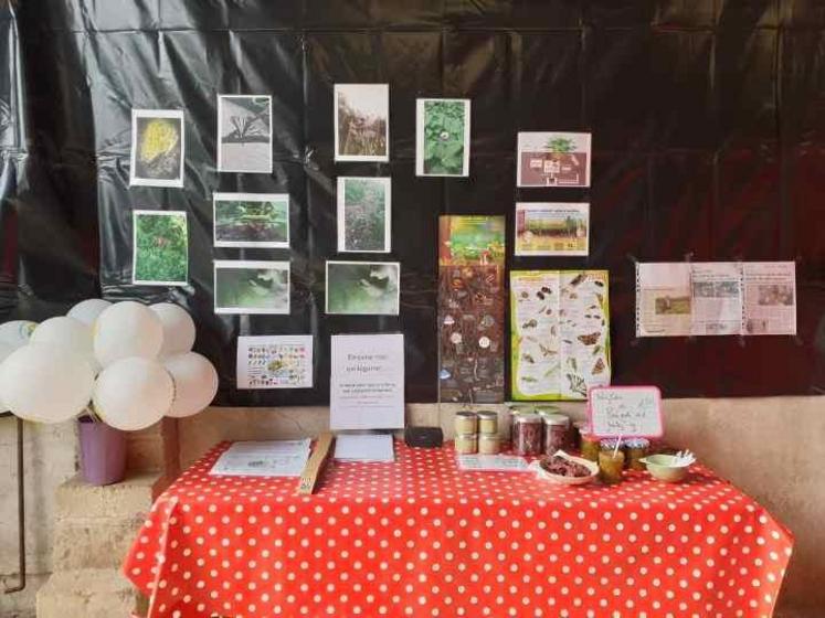 Le 21 avril à Lorges. Isabelle Delille, accompagnée de sa famille, a su faire de cette journée portes ouvertes un moment de convivialité et de partage.