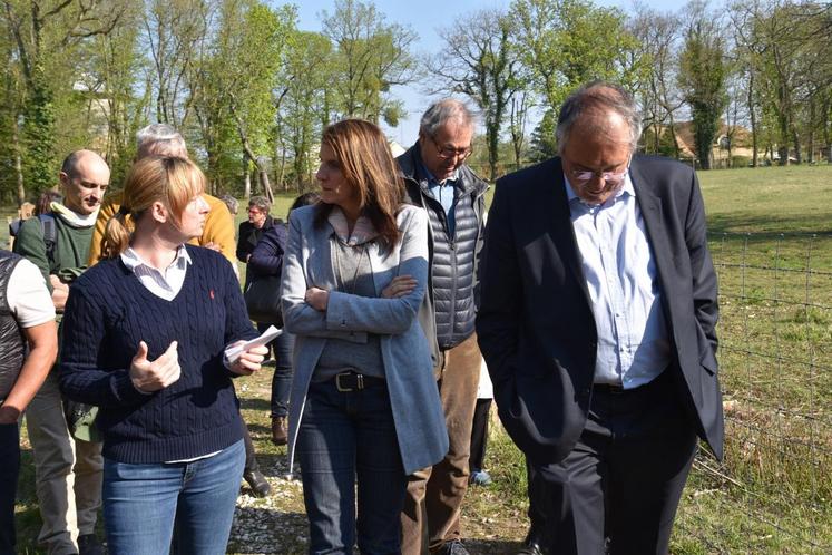 Seine-Port, jeudi 11 avril. Stéphanie Roche aux côtés de la présidente de l’AEV, Anne-Cabrit, et d’élus.