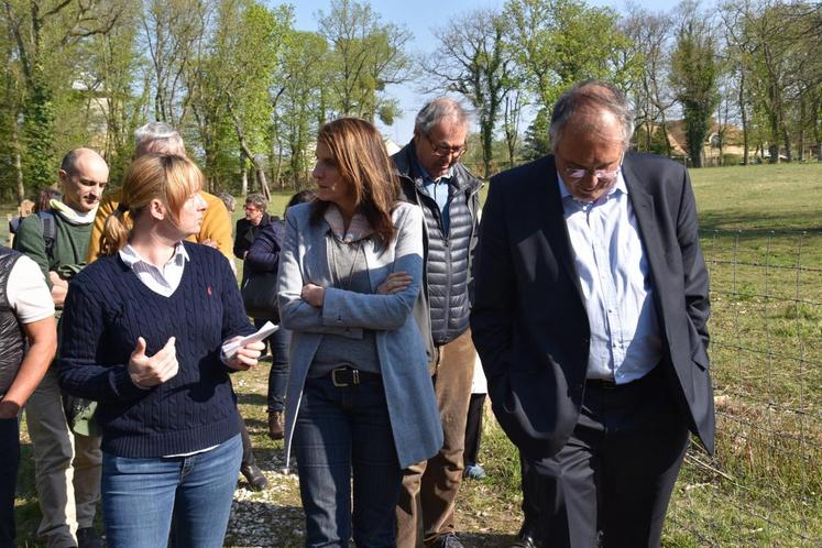 Seine-Port, jeudi 11 avril. Stéphanie Roche aux côtés de la présidente de l’AEV, Anne-Cabrit, et d’élus.
