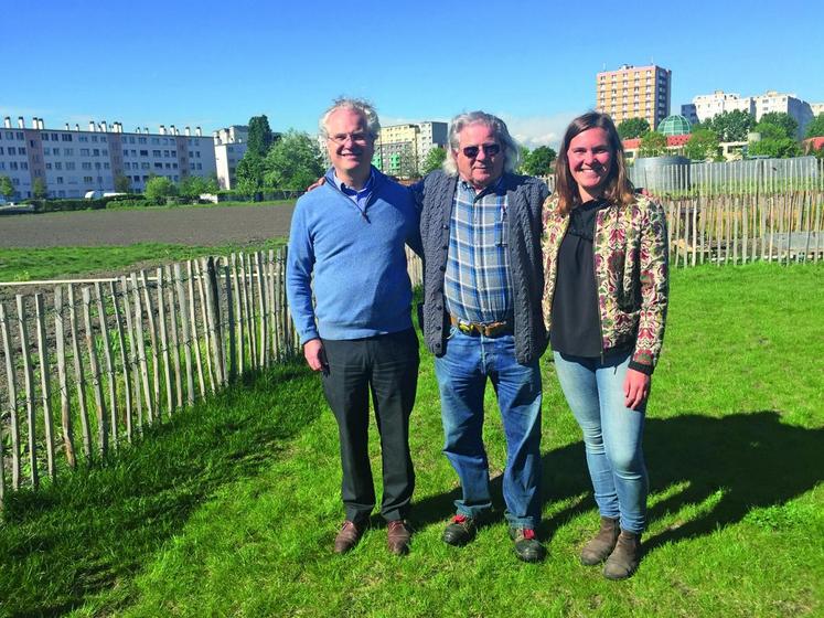 L’exploitation maraîchère de René Kersanté (au milieu) a été reprise par Xavier Laureau, propriétaire des Fermes de Gally, qui l’a rénovée et transformée en ferme ouverte. Celle-ci est gérée par Jeanne Crombez.