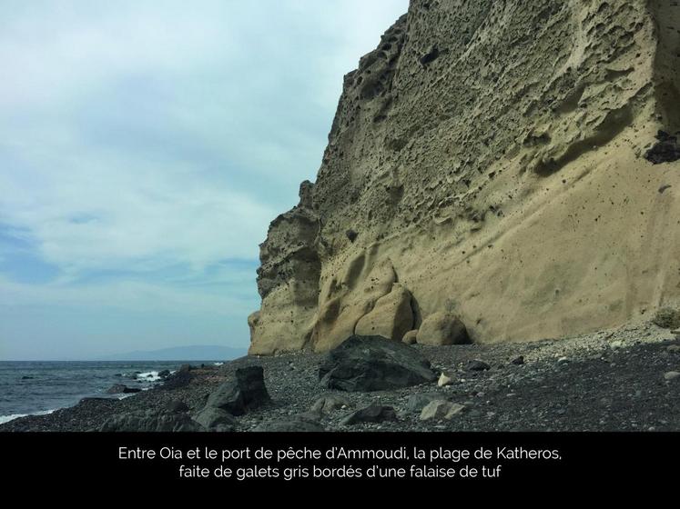 Près d’Akrotiri, « Red beach » est célèbre pour ses rochers rouges de lave solidifiée, son sable noir et ses pierres ponces