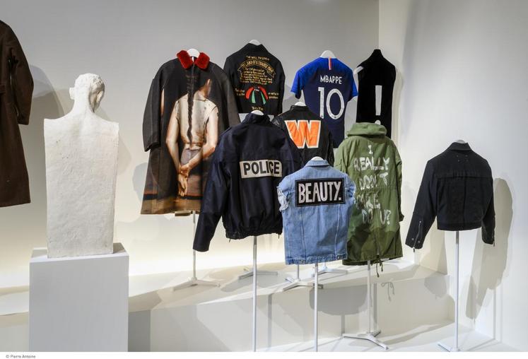 « Le dos marqué » : plâtre de Bourdelle, avec entre autres un maillot Nike signé par Kylian Mbappé, une veste de soutien au Black power, une parka Zara portée par Melania Trump en 2018 © Paris Musées - Pierre Antoine