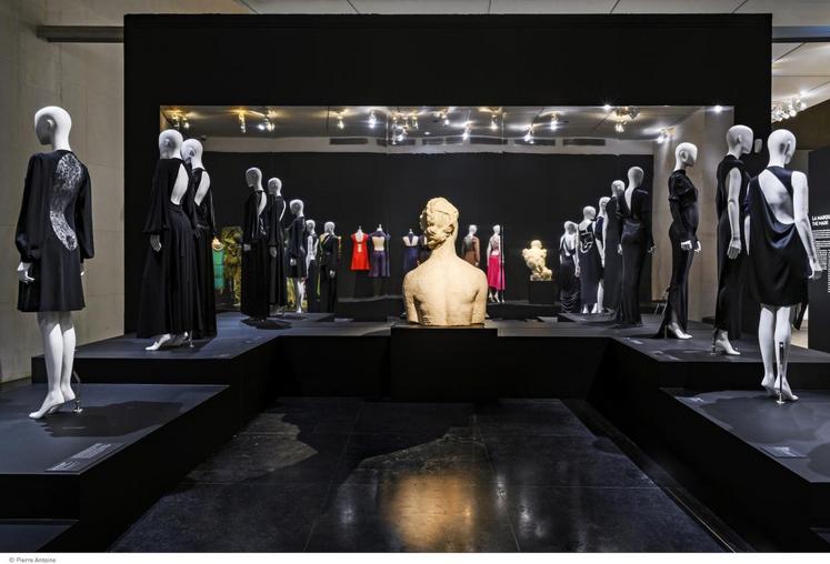 Dans la pièce consacrée au dos nu, la Liberté de Bourdelle entourée de tenues de couturiers © Paris Musées - Pierre Antoine
