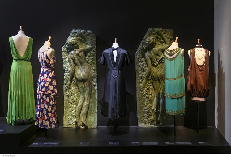 La robe de plage de Grès, la robe cocktail de Jean Patou, la robe d’été de Guy Laroche, le tailleur-short de Claude Montana et le body-jupe d’Alaïa dialoguent avec les deux versions de L’Aurore de Bourdelle © Paris Musées - Pierre Antoine