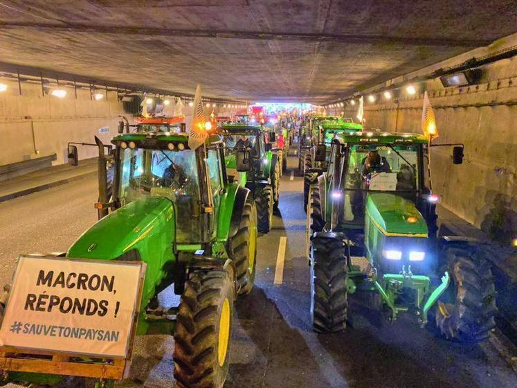 Arrivés sur le périphérique, les convois de tracteurs se sont arrêtés, attendant d’obtenir un rendez-vous avec Emmanuel Macron. 