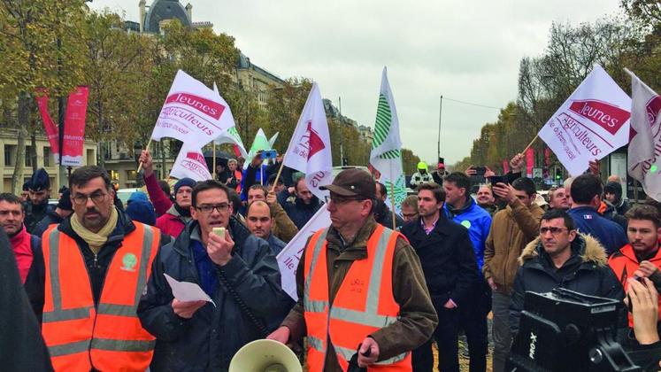 Simultanément, sur les Champs-Élysées, plus de 250 agriculteurs ont mené une seconde opération.