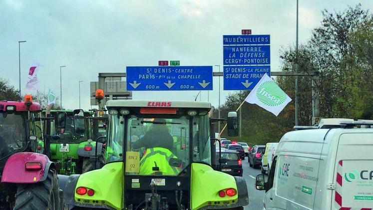 Les tracteurs ont convergé vers Paris de tous les axes principaux (A1, A4, A5, A6, A10, A13, A15, N2, N12...).