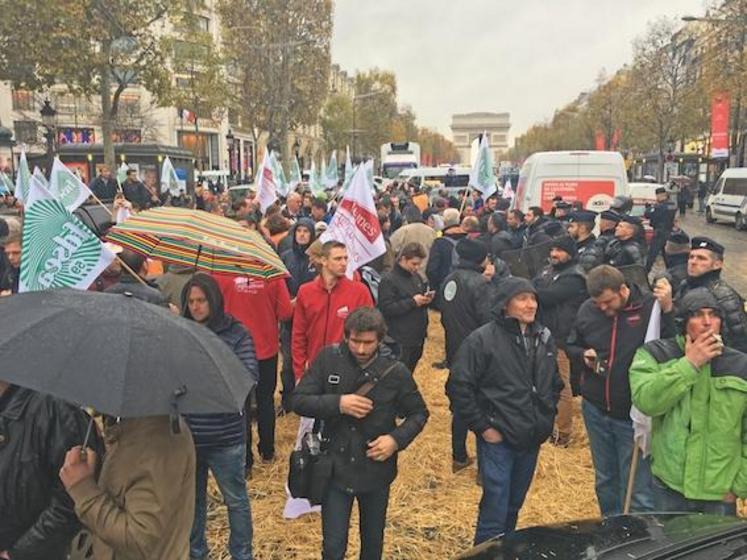 Les agriculteurs ont déversé de la paille sur l’avenue des Champs-Elysées avant d’être contraints de se replier sur l’avenue George V. 