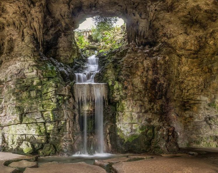 La grotte et la cascade artificielles du parc