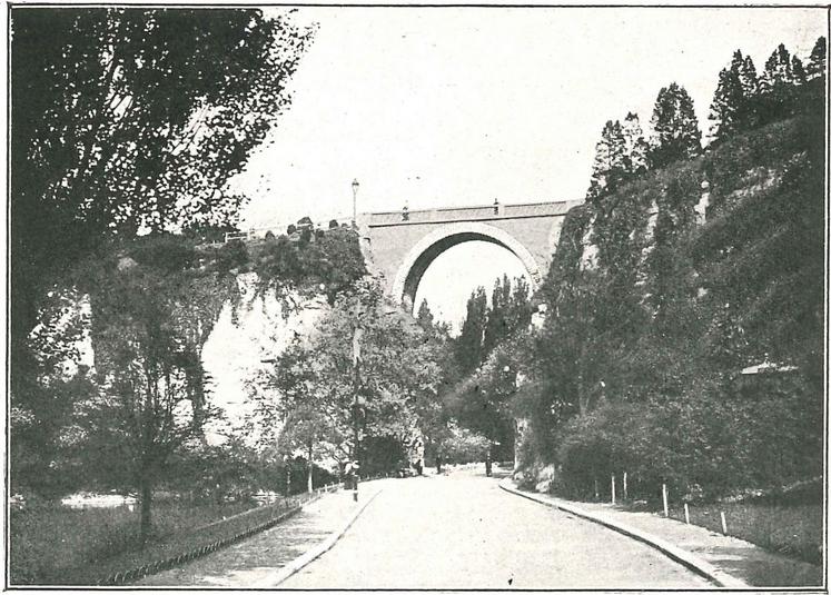 Le"pont des suicidés", qui relie la butte du parc à l’île du Belvédère. Photo de Neurdein datant environ de 1900.