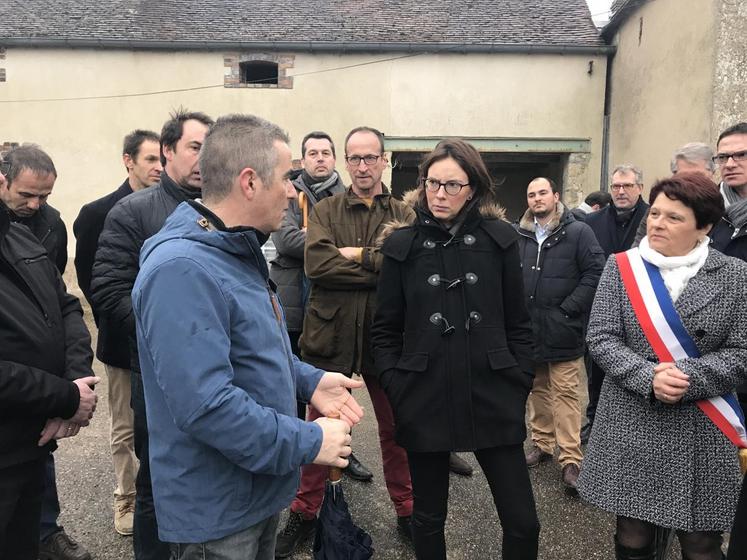 Bougligny, le 27 janvier. Benoît Timbert échange avec Amélie de Montchalin.