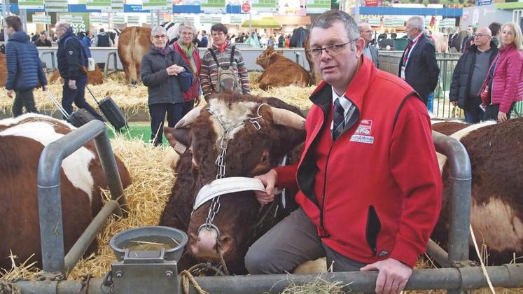 Frédéric Jaffré, éleveur de bovins rouges des prés à La Marolle-en-Sologne, avec New-York, taureau âgé de 3 ans et pesant 1 300 kg.
