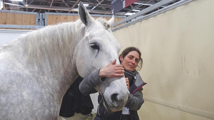 Estelle Mulowsky, éleveuse de chevaux percherons à Couëtron-au-Perche, avec Edène de la Haize, jument de 6 ans montée et attelée.
