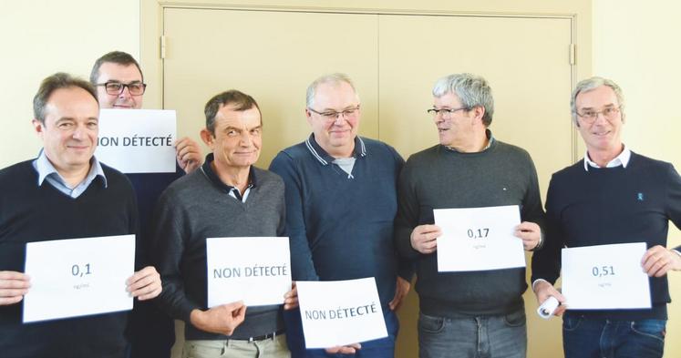 Le 12 mars, à Chartres. Les agriculteurs euréliens présentent les concentrations de glyphosate décelées dans leurs urines par chromatographie.