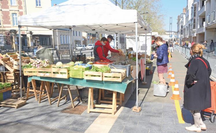 Le 4 avril, à Chartres. Le marché a été aménagé pour assurer la sécurité des producteurs et des clients.
